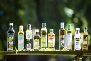 Useiden eri tuotemerkkien oliiviöljyjä.