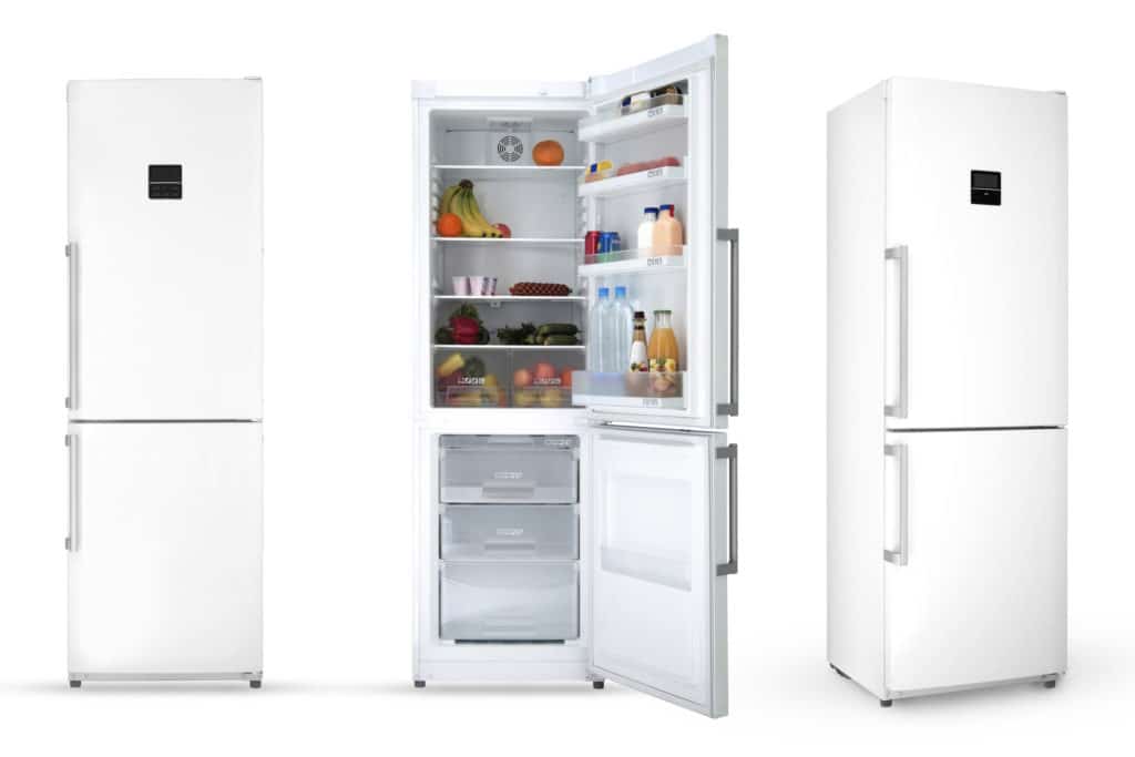 Kaksi kuvaa suljetusta jääkaappipakastimesta ja yksi jääkaappipakastin, jonka ovet ovat auki. Avonaisen jääkaapin sisällä on ruokaa.