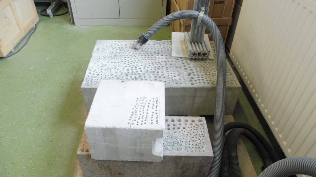 Imuri sekä graniitti- ja betonipaloja porakoneiden testaukseen.