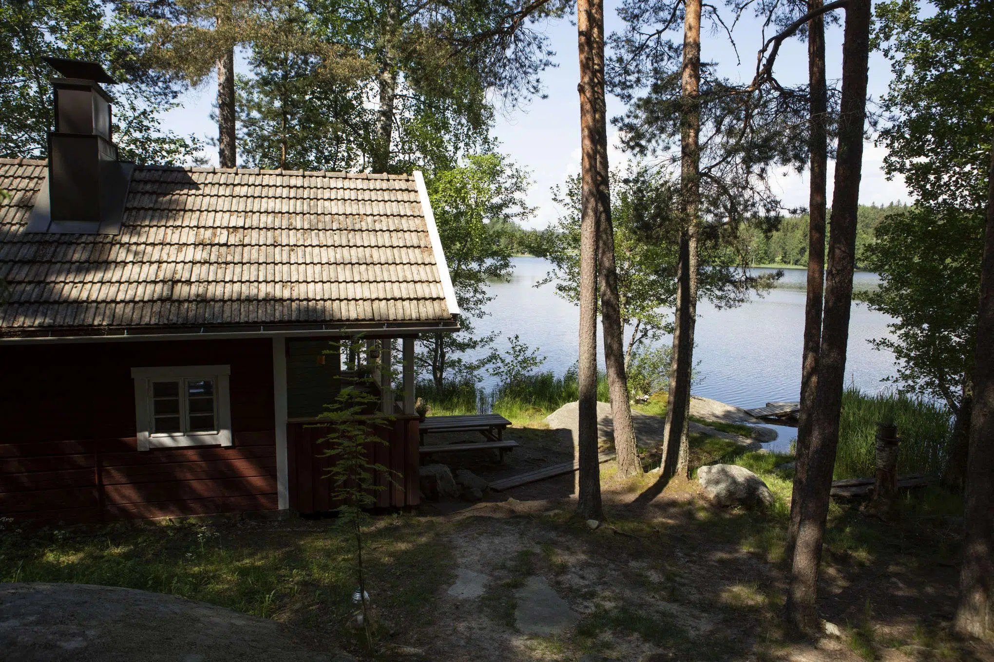 Mökki veden äärellä.