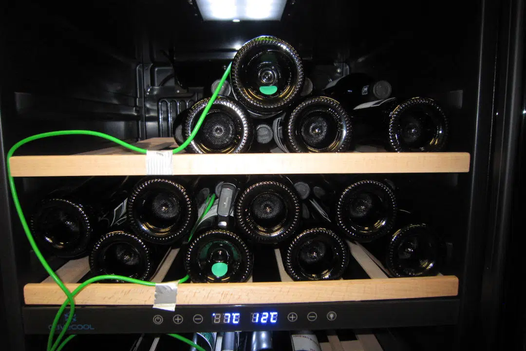 Viinikaapissa on viinipulloja ja ilmankosteutta mittaavia mittareita.