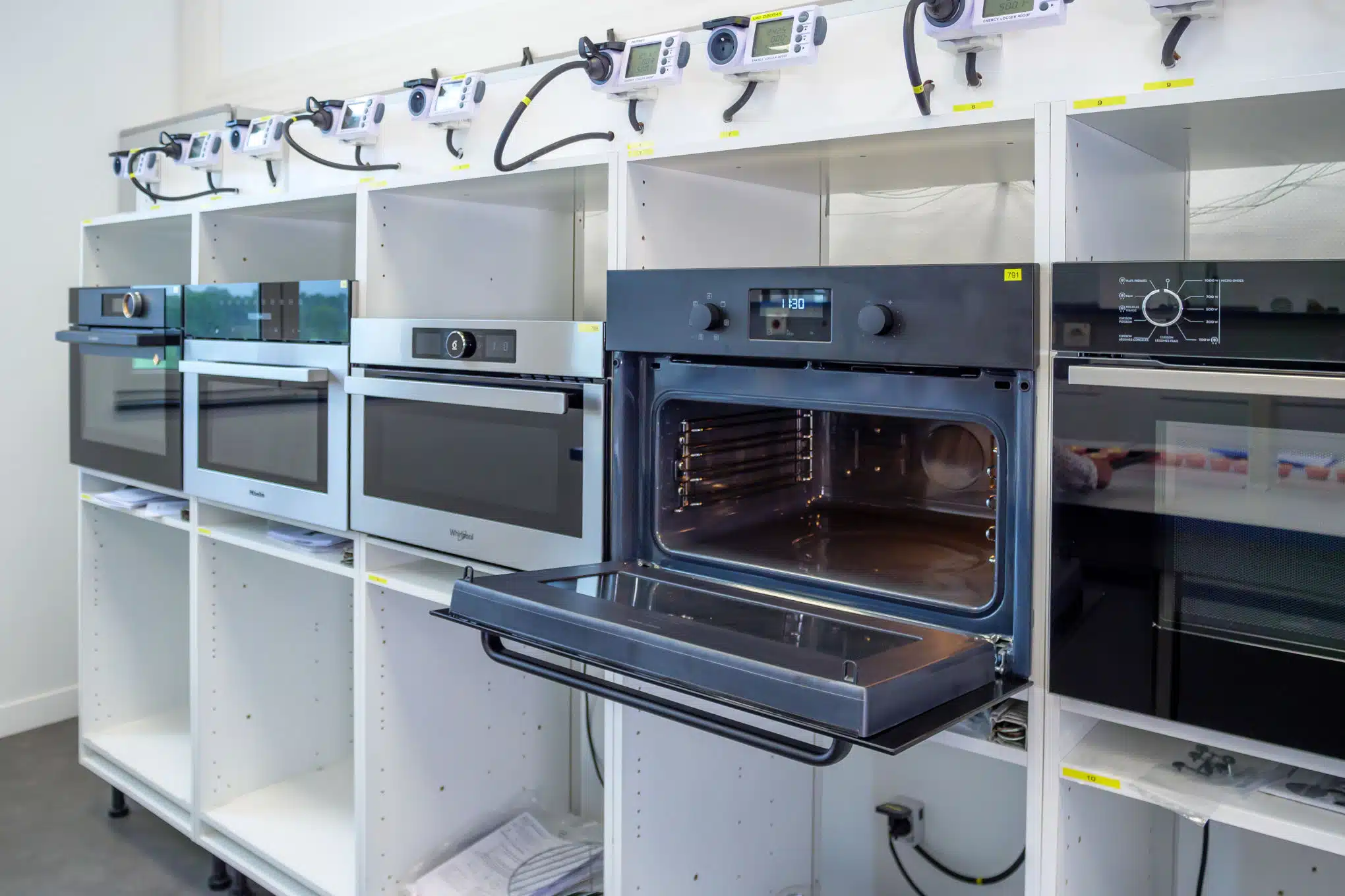Viisi integroitavaa mikroaaltouunia testauslaitteessa laboratoriossa.