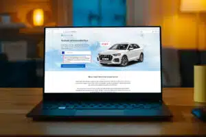 Auton hinta-arvioita tarjoava verkkosivusto tietokoneen ruudulla.