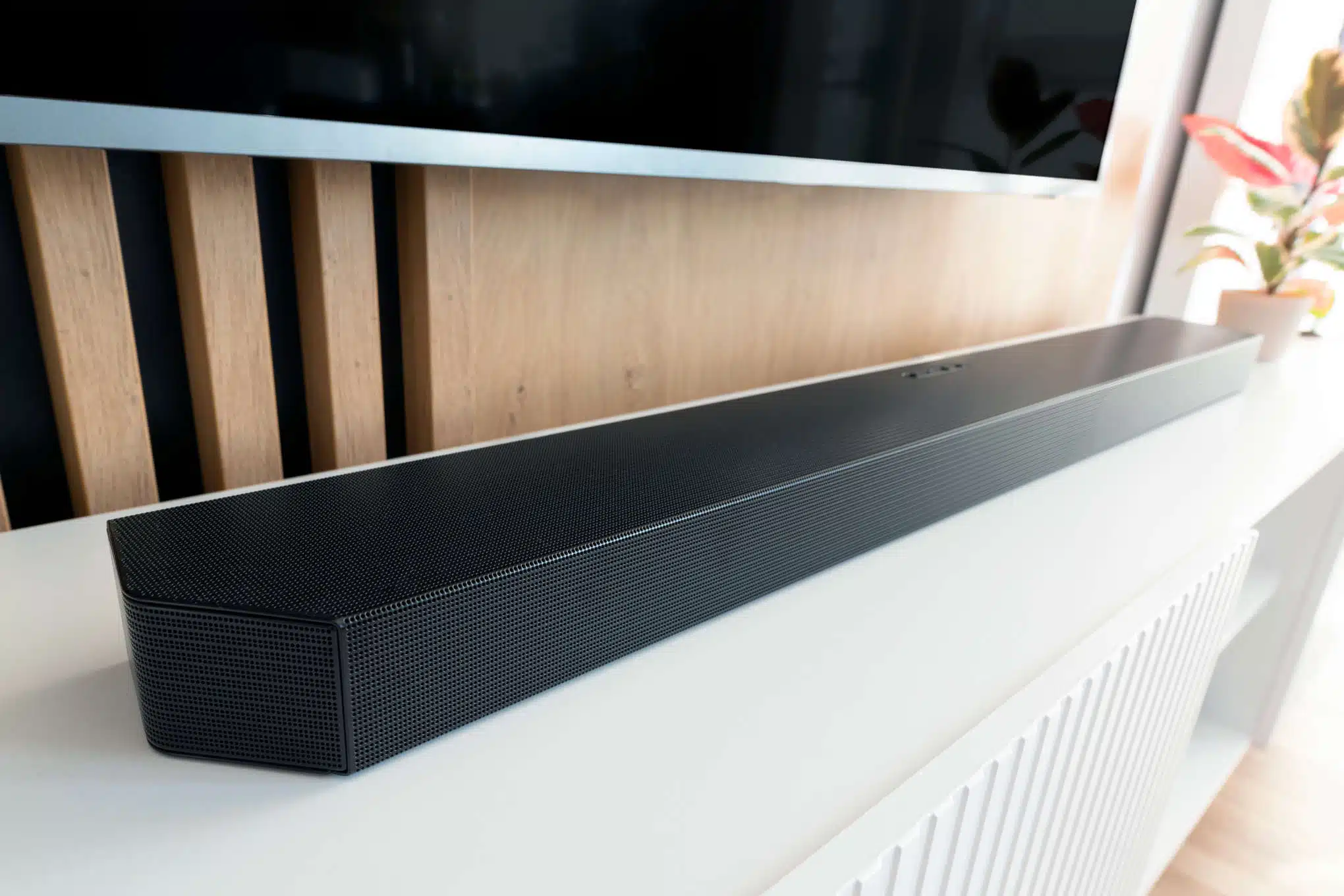 Soundbar-kaiutin television alla.