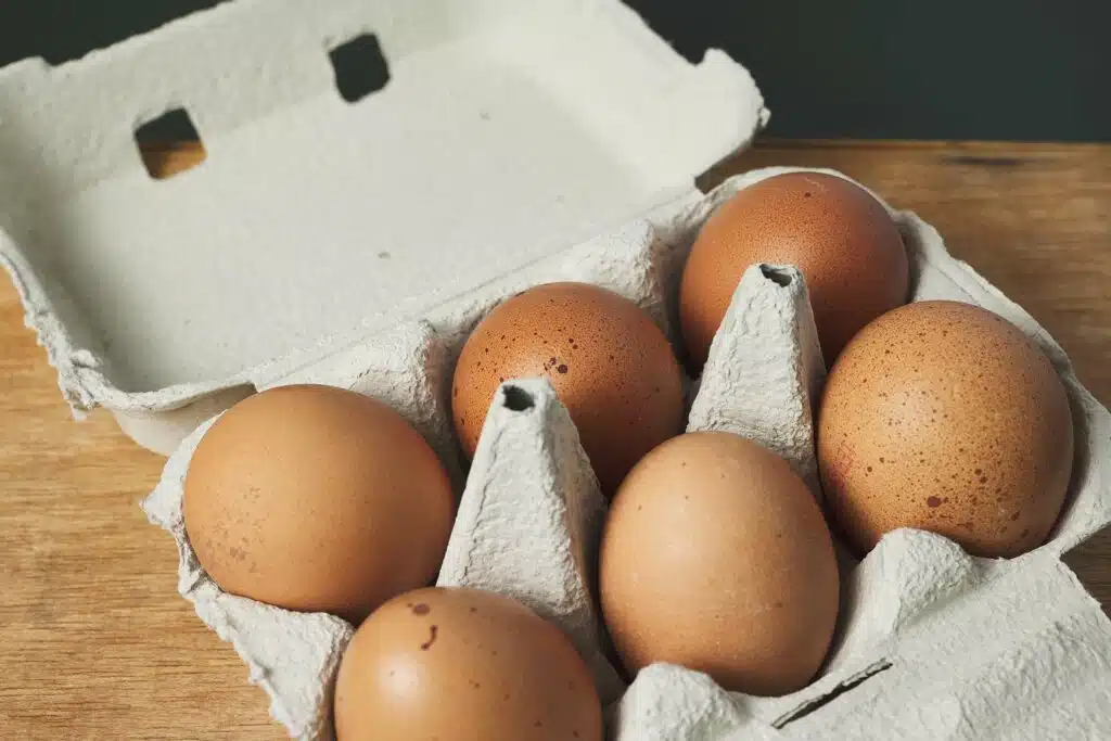 Kuusi kananmunaa munakennossa.