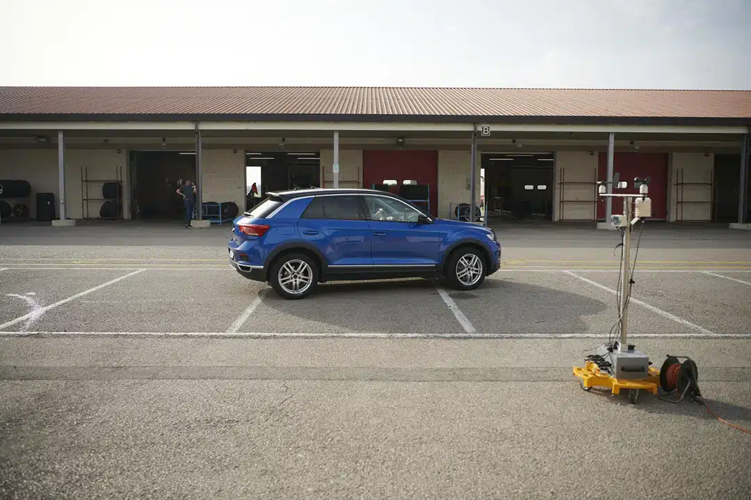 Volkswagen T-Roc -auto parkkipaikalla.