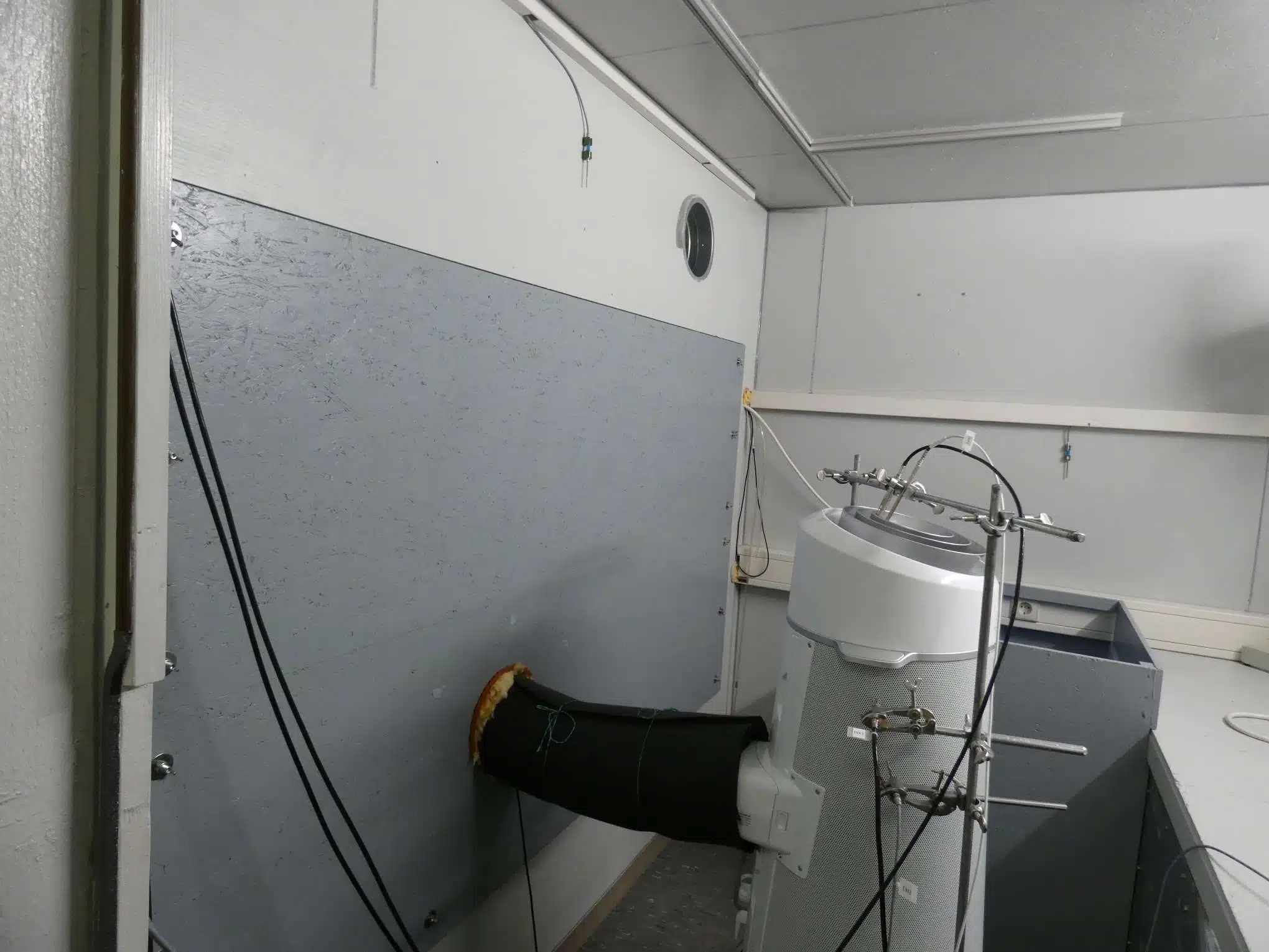 Siirrettävä ilmastointilaite ja testauslaitteistoa laboratoriossa.