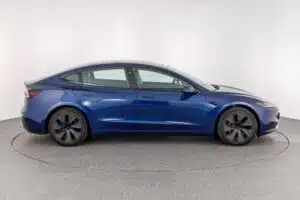 Tesla-merkkinen henkilöauto.