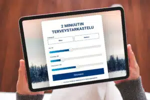 Henkilöllä on kädessään tabletti, jonka näytöllä näkyy Terveyselämän verkkokysely.