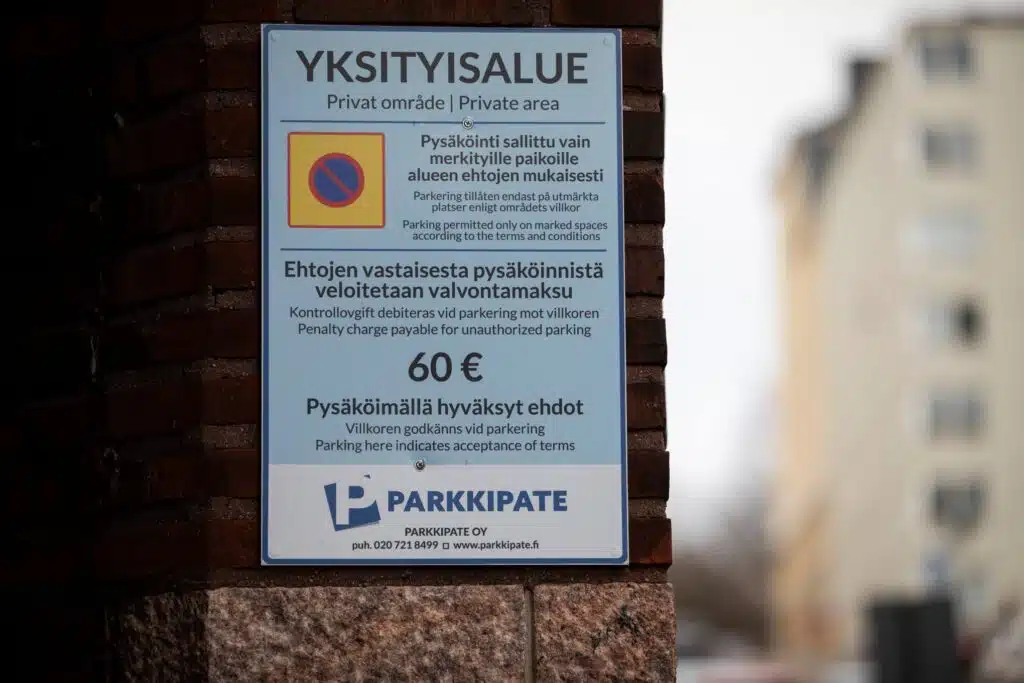 Parkkipaten kyltti, jossa esitetään alueen pysäköintiehdot.