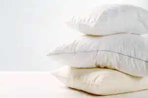 Kolme tyynyä päällekkäin.