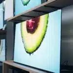 Useita televisioita, joiden ruuduilla on kuva avokadosta.