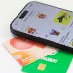 S-etukortti, K-plussakortti sekä puhelin, jonka näytöllä näkyy Lidl Plus -etusovellus.