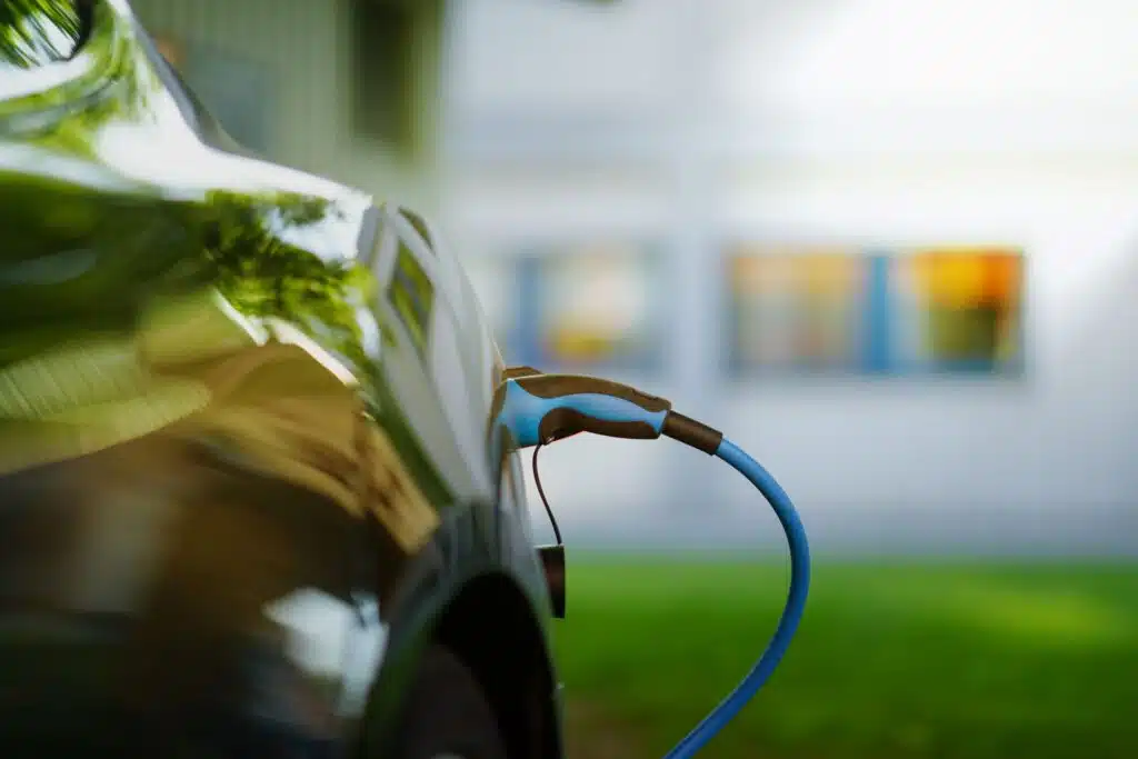 Sähköauto, jota ladataan.