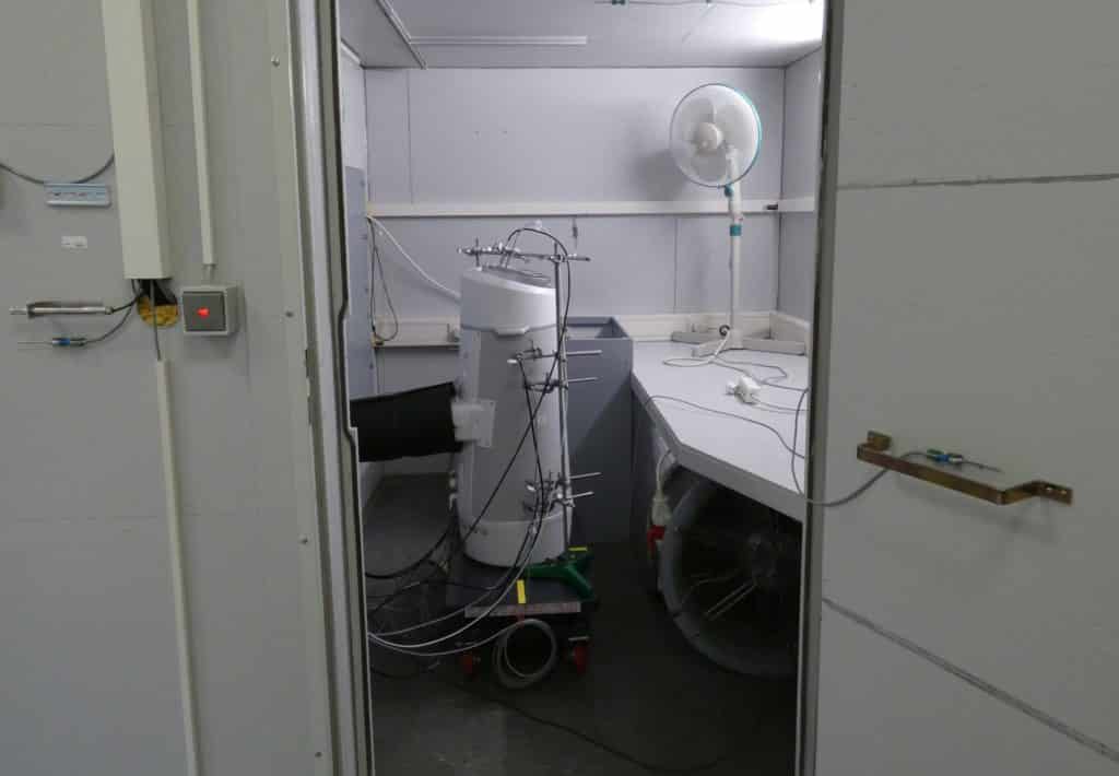 Siirrettävä ilmastointilaite ja viilennystehoa mittaavaa testauslaitteistoa laboratoriossa.